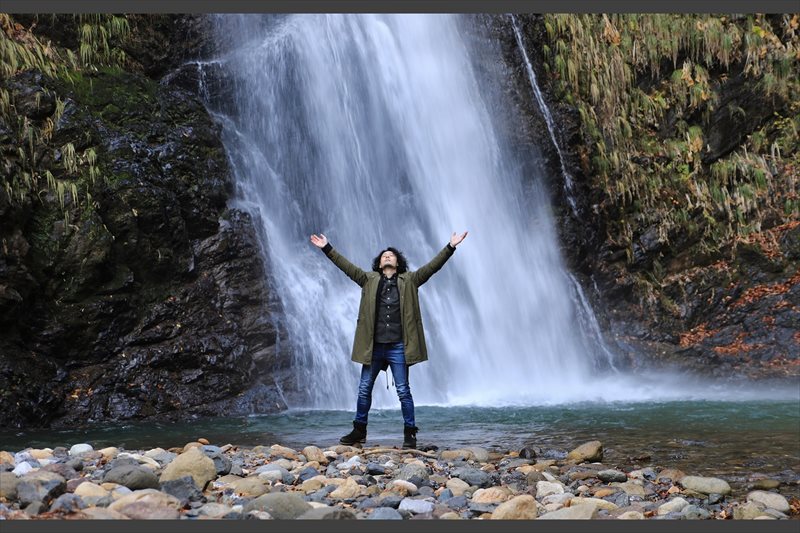樋口大悟と晩秋の不動滝